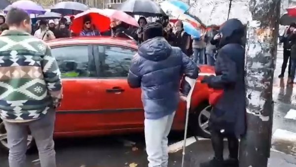 ДЕТЕ МИ ЈЕ НА НЕОНАТОЛОГИЈИ: Присталице опозиције малтретирале човека коме је болесно дете (ВИДЕО) ДЕТЕ МИ ЈЕ НА НЕОНАТОЛОГИЈИ: Присталице опозиције малтретирале човека коме је болесно дете (ВИДЕО)