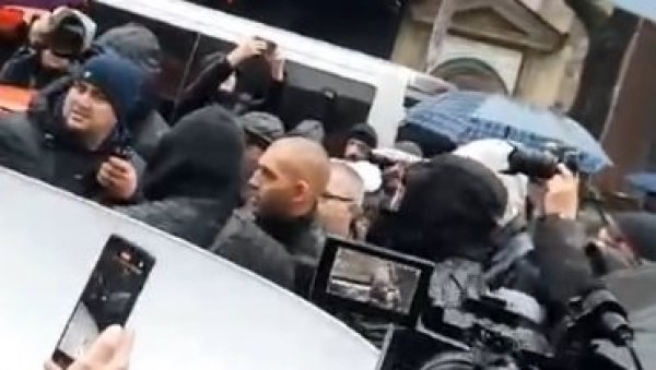 ТУЧОМ И ПСОВКАМА ПОНИЗИЛИ СУ ЖРТВЕ: Петнаестоминутна акција опозиције у знак сећања на страдале у Новом Саду јуче прерасла у хаос ТУЧОМ И ПСОВКАМА ПОНИЗИЛИ СУ ЖРТВЕ: Петнаестоминутна акција опозиције у знак сећања на страдале у Новом Саду јуче прерасла у хаос