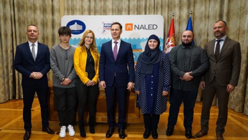 MALI POTPISAO UGOVORE SA DOBITNICIMA STANOVA U IGRI UZMI RAČUN I POBEDI: Uzimanje fiskalnih računa je podrška budžetu (FOTO) MALI POTPISAO UGOVORE SA DOBITNICIMA STANOVA U IGRI UZMI RAČUN I POBEDI: Uzimanje fiskalnih računa je podrška budžetu (FOTO)