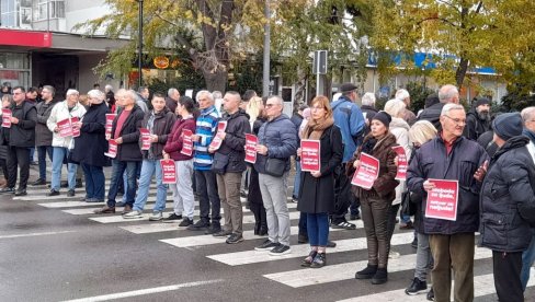ТЕРОРИЗАМ СЕ НЕ ТОЛЕРИШЕ: Погледајте како полиција на западу третира оне који блокирају путеве (ВИДЕО) ТЕРОРИЗАМ СЕ НЕ ТОЛЕРИШЕ: Погледајте како полиција на западу третира оне који блокирају путеве (ВИДЕО)