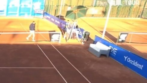 UKRAJINAC BAŠ NIJE IMAO SREĆE: Teniser se povredio na bizaran način i morao je da preda meč (VIDEO) UKRAJINAC BAŠ NIJE IMAO SREĆE: Teniser se povredio na bizaran način i morao je da preda meč (VIDEO)