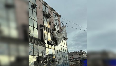 LETELI KROVOVI U KRAGUJEVCU: Vetar duvao i do 16m/s, oštećeni brojni objekti, izdato upozorenje građanima LETELI KROVOVI U KRAGUJEVCU: Vetar duvao i do 16m/s, oštećeni brojni objekti, izdato upozorenje građanima