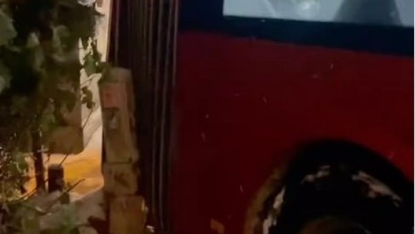 КОЛАПС НА ПЕТЛОВОМ БРДУ: Аутобус проклизао и ударио у ограду КОЛАПС НА ПЕТЛОВОМ БРДУ: Аутобус проклизао и ударио у ограду