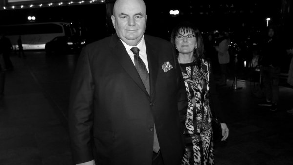 САМО САМ СЕ ЗБОГ ТОГА ПОКАЈАО Палма је волео само Снежану, а само је једно желео да је другачије САМО САМ СЕ ЗБОГ ТОГА ПОКАЈАО Палма је волео само Снежану, а само је једно желео да је другачије