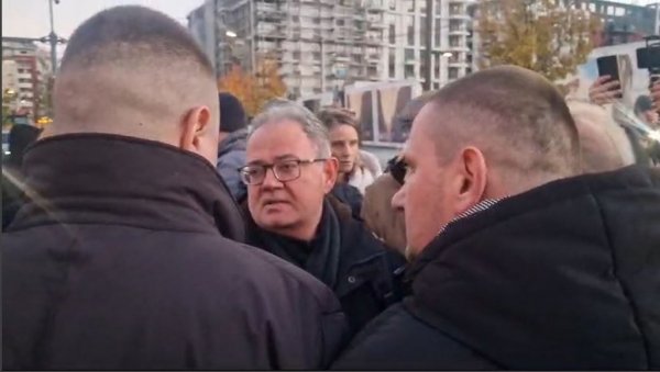 ОПОЗИЦИЈА БЛОКИРАЛА ПУТ, БЕСАН НАРОД ХОЋЕ ДА ИХ ЛИНЧУЈЕ: Лутовац и десет лудака малтретирају народ у Београду на води (ВИДЕО) ОПОЗИЦИЈА БЛОКИРАЛА ПУТ, БЕСАН НАРОД ХОЋЕ ДА ИХ ЛИНЧУЈЕ: Лутовац и десет лудака малтретирају народ у Београду на води (ВИДЕО)