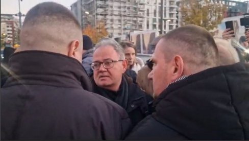 OPOZICIJA BLOKIRALA PUT, BESAN NAROD HOĆE DA IH LINČUJE: Lutovac i deset ludaka maltretiraju narod u Beogradu na vodi (VIDEO) OPOZICIJA BLOKIRALA PUT, BESAN NAROD HOĆE DA IH LINČUJE: Lutovac i deset ludaka maltretiraju narod u Beogradu na vodi (VIDEO)