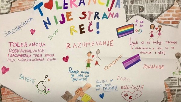 НА ШКОЛСКОМ ПАНОУ ПРОМОЦИЈА ЛГБТ? Бура због цртежа основаца у Инђији узнемирила родитеље и СПЦ НА ШКОЛСКОМ ПАНОУ ПРОМОЦИЈА ЛГБТ? Бура због цртежа основаца у Инђији узнемирила родитеље и СПЦ