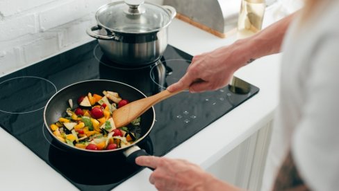 MUŠKARCI U OVOJ DRŽAVI KUVAJU VIŠE NEGO ŽENE: Sociološkinja otkrila i zašto MUŠKARCI U OVOJ DRŽAVI KUVAJU VIŠE NEGO ŽENE: Sociološkinja otkrila i zašto