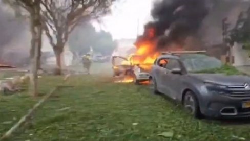 HEZBOLAH ZASUO RAKETAMA PREDGRAĐE TEL AVIVA: Haos na ulicama, gore automobili, narod beži ka sloništu (FOTO/VIDEO) HEZBOLAH ZASUO RAKETAMA PREDGRAĐE TEL AVIVA: Haos na ulicama, gore automobili, narod beži ka sloništu (FOTO/VIDEO)