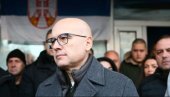 SVOJIM OČIMA SAM VIDEO ŠTA RADE: Vučević ispred prostorija SNS u Novom Sadu SVOJIM OČIMA SAM VIDEO ŠTA RADE: Vučević ispred prostorija SNS u Novom Sadu