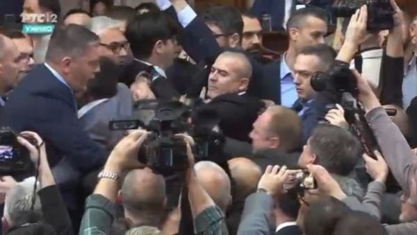 ОСВЕДОЧЕНИ НАСИЛНИК, КОЈИ ЈЕ ТУКАО ТАСТА И ВРЕЂАО ПОЛИЦИЈУ: Ђилас изазвао тучу у Скупштини (ВИДЕО) ОСВЕДОЧЕНИ НАСИЛНИК, КОЈИ ЈЕ ТУКАО ТАСТА И ВРЕЂАО ПОЛИЦИЈУ: Ђилас изазвао тучу у Скупштини (ВИДЕО)