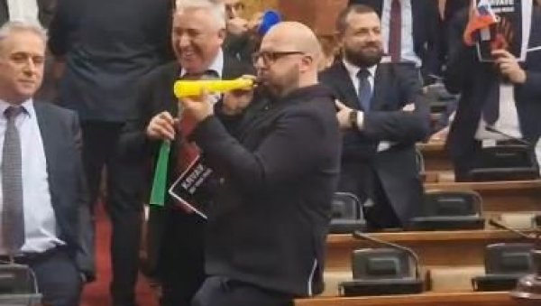 ОПОЗИЦИЈА ПРАВИ ХАОС: Дувају у вувузеле и церекају се (ВИДЕО) ОПОЗИЦИЈА ПРАВИ ХАОС: Дувају у вувузеле и церекају се (ВИДЕО)