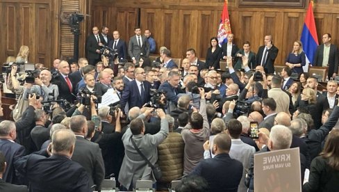 PESNICAMA RAZBILI I SOPSTVENE REJTINGE: Analiza Novosti - Haos izazvan u Skupštini opoziciji bi mogao da se vrati kao bumerang PESNICAMA RAZBILI I SOPSTVENE REJTINGE: Analiza Novosti - Haos izazvan u Skupštini opoziciji bi mogao da se vrati kao bumerang