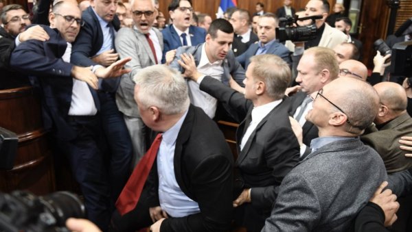 БРУКА: Босански исламисти жестоко подржали насиље опозиције у Скупштини и рушење Србије БРУКА: Босански исламисти жестоко подржали насиље опозиције у Скупштини и рушење Србије