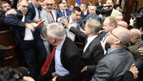 БРУКА: Босански исламисти жестоко подржали насиље опозиције у Скупштини и рушење Србије БРУКА: Босански исламисти жестоко подржали насиље опозиције у Скупштини и рушење Србије