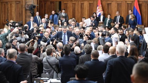 SRAMNO PONAŠANJE OPOZICIONARA: Sramotne scene koje su obišle Srbiju SRAMNO PONAŠANJE OPOZICIONARA: Sramotne scene koje su obišle Srbiju