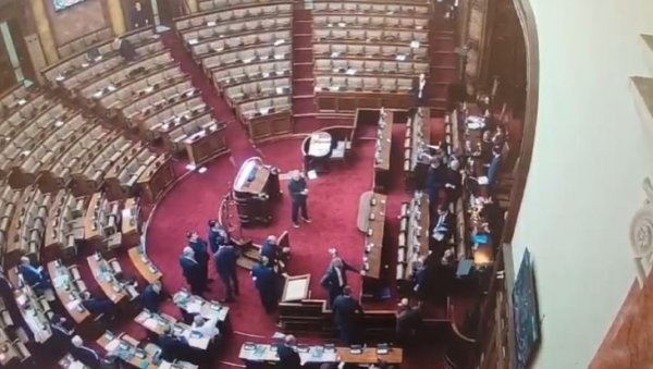 ОПОЗИЦИЈА ДИВЉА, ЧУПА МИКРОФОНЕ У СКУПШТИНИ: Хоће да зауставе повећање плата, пензија, минималне зараде (ВИДЕО) ОПОЗИЦИЈА ДИВЉА, ЧУПА МИКРОФОНЕ У СКУПШТИНИ: Хоће да зауставе повећање плата, пензија, минималне зараде (ВИДЕО)