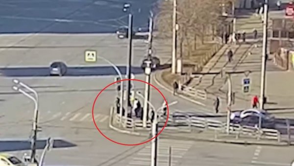 ЈЕЗИВО: Голмана, његову жену, дете и двоје људи пијани возач покосио на пешачком прелазу (УЗНЕМИРУЈУЋИ ВИДЕО-СНИМАК) ЈЕЗИВО: Голмана, његову жену, дете и двоје људи пијани возач покосио на пешачком прелазу (УЗНЕМИРУЈУЋИ ВИДЕО-СНИМАК)