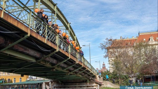 НАРАНЏАСТИ БАЛОНИ СА МАЛОГ МОСТА: У Зрењанину одата пошта женама - жртвама насиља НАРАНЏАСТИ БАЛОНИ СА МАЛОГ МОСТА: У Зрењанину одата пошта женама - жртвама насиља