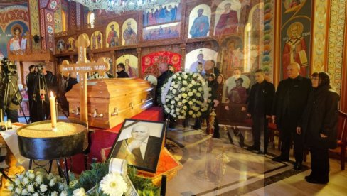 NEUTEŠNI: Palmina žena, sinovi, snaje i unuci i kolone ljudi odaju počast Draganu Markoviću (FOTO) NEUTEŠNI: Palmina žena, sinovi, snaje i unuci i kolone ljudi odaju počast Draganu Markoviću (FOTO)
