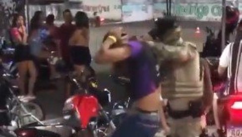 NERVIRAJU VAS BUKA I BAHATOST?: Evo kako to rešava brazilska policija (VIDEO) NERVIRAJU VAS BUKA I BAHATOST?: Evo kako to rešava brazilska policija (VIDEO)