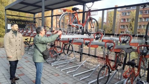KAO U HOLANDIJI, A PRVI U SRBIJI: Spratni parking za bicikle otvoren u Novom Sadu KAO U HOLANDIJI, A PRVI U SRBIJI: Spratni parking za bicikle otvoren u Novom Sadu