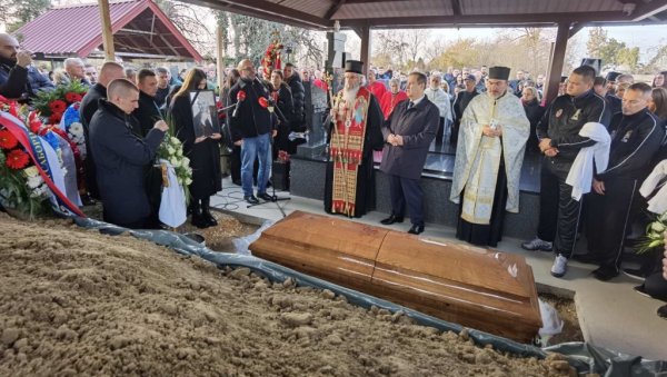 САХРАЊЕН ДРАГАН МАРКОВИЋ ПАЛМА: Од политичара се опростили суграђани, колеге, естрада... (ФОТО/ВИДЕО) САХРАЊЕН ДРАГАН МАРКОВИЋ ПАЛМА: Од политичара се опростили суграђани, колеге, естрада... (ФОТО/ВИДЕО)