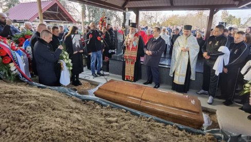 САХРАЊЕН ДРАГАН МАРКОВИЋ ПАЛМА: Од политичара се опростили суграђани, колеге, естрада... (ФОТО/ВИДЕО) САХРАЊЕН ДРАГАН МАРКОВИЋ ПАЛМА: Од политичара се опростили суграђани, колеге, естрада... (ФОТО/ВИДЕО)