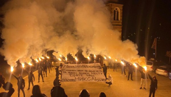 СУДБИНА НАМ НЕ БЕШЕ ИСТА Косовска Митровица се опростила од Михајла чије су тело на дан сахране отеле Куртијеве снаге СУДБИНА НАМ НЕ БЕШЕ ИСТА Косовска Митровица се опростила од Михајла чије су тело на дан сахране отеле Куртијеве снаге