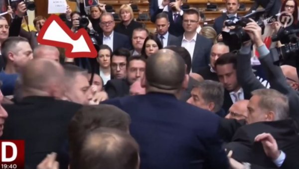 ПОГЛЕДАЈТЕ: Добрица Веселиновић бежи након што је Ђилас изазвао тучу у Скупштини (ВИДЕО) ПОГЛЕДАЈТЕ: Добрица Веселиновић бежи након што је Ђилас изазвао тучу у Скупштини (ВИДЕО)