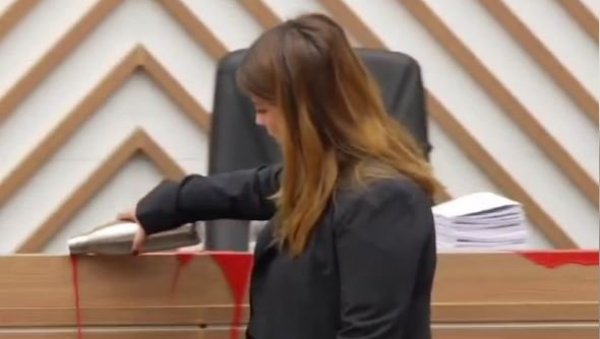 ОПОЗИЦИЈА ДИВЉА И У ГРАДСКОМ ПАРЛАМЕНТУ: Погледајте како уништавају имовину (ВИДЕО) ОПОЗИЦИЈА ДИВЉА И У ГРАДСКОМ ПАРЛАМЕНТУ: Погледајте како уништавају имовину (ВИДЕО)