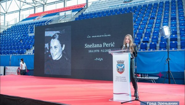 НЕЋЕ БИТИ ЗАБОРАВЉЕНА: Фотографија Снежане Перић на зиду успомена у Кристалној дворани у Зрењанину НЕЋЕ БИТИ ЗАБОРАВЉЕНА: Фотографија Снежане Перић на зиду успомена у Кристалној дворани у Зрењанину