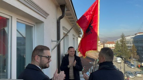 АЛБАНСКА ЗАСТАВА НА ЗГРАДИ ОПШТИНЕ БУЈАНОВАЦ: Скандал на југу Србије и ове године, позвани грађани да сви то учине АЛБАНСКА ЗАСТАВА НА ЗГРАДИ ОПШТИНЕ БУЈАНОВАЦ: Скандал на југу Србије и ове године, позвани грађани да сви то учине