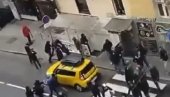 HAOS: Delije prebile navijače Štutgarta pred utakmicu Lige šampiona u Beogradu (VIDEO) HAOS: Delije prebile navijače Štutgarta pred utakmicu Lige šampiona u Beogradu (VIDEO)