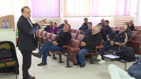 DA POPRAVE ISPAŠU: Edukativno predavanje za pčelare održano u Jagodini DA POPRAVE ISPAŠU: Edukativno predavanje za pčelare održano u Jagodini