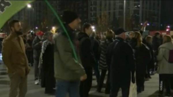 МАЊИНА ОПЕТ МАЛТРЕТИРА ВЕЋИНУ: Хаос у Београду на води - Блокирали раскрсницу, па се сукобили са људима који хоће да прођу МАЊИНА ОПЕТ МАЛТРЕТИРА ВЕЋИНУ: Хаос у Београду на води - Блокирали раскрсницу, па се сукобили са људима који хоће да прођу