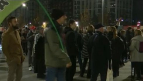 MANJINA OPET MALTRETIRA VEĆINU: Haos u Beogradu na vodi - Blokirali raskrsnicu, pa se sukobili sa ljudima koji hoće da prođu MANJINA OPET MALTRETIRA VEĆINU: Haos u Beogradu na vodi - Blokirali raskrsnicu, pa se sukobili sa ljudima koji hoće da prođu