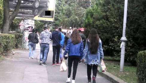 POMOĆ STUDENTIMA: Dodeljuju se stipendije od 15.000 i 20.000 dinara POMOĆ STUDENTIMA: Dodeljuju se stipendije od 15.000 i 20.000 dinara