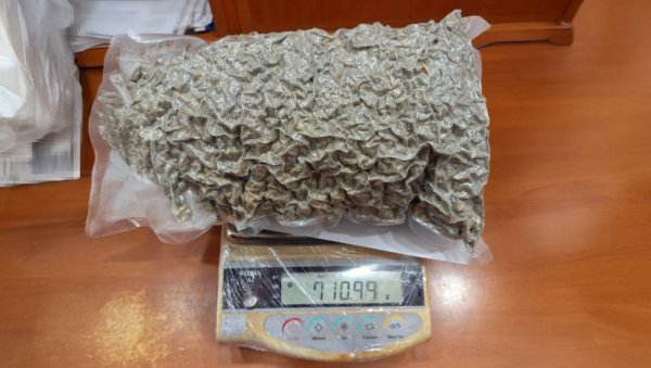 УХАПШЕН ЗБОГ ДРОГЕ: Угледао полицију, па бацио кесу са марихуаном УХАПШЕН ЗБОГ ДРОГЕ: Угледао полицију, па бацио кесу са марихуаном