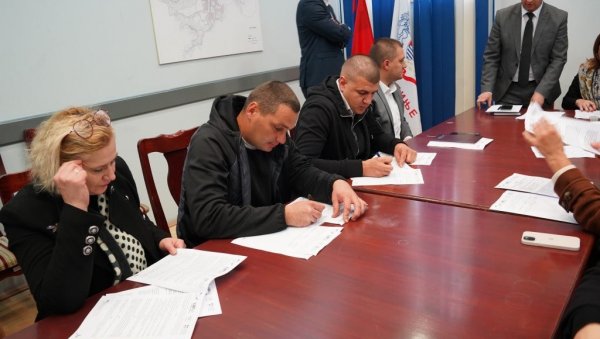ПОТПИСАНИ УГОВОРИ ЗА ДОДЕЛУ ГРАНТОВА ЗА ПОКРЕТАЊЕ БИЗНИСА : Требиње јача локалну привреду ПОТПИСАНИ УГОВОРИ ЗА ДОДЕЛУ ГРАНТОВА ЗА ПОКРЕТАЊЕ БИЗНИСА : Требиње јача локалну привреду