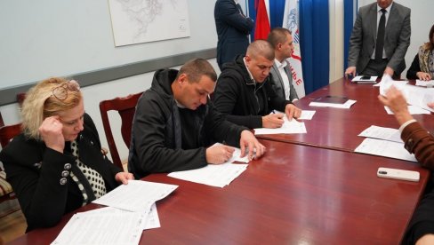 POTPISANI UGOVORI ZA DODELU GRANTOVA ZA POKRETANJE BIZNISA : Trebinje jača lokalnu privredu POTPISANI UGOVORI ZA DODELU GRANTOVA ZA POKRETANJE BIZNISA : Trebinje jača lokalnu privredu