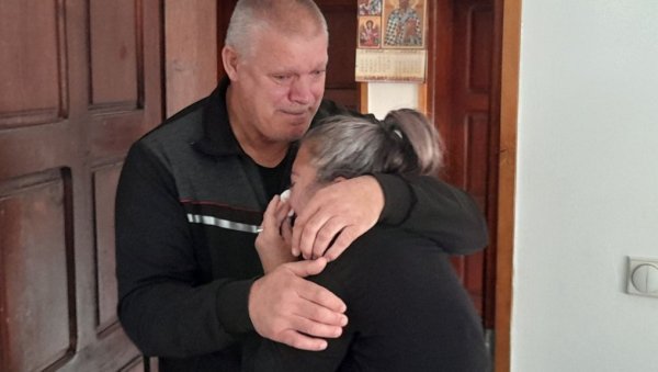 АНДРИЈА НАШ, КАКО ДА ПРИХВАТИМ ДА НЕЋЕШ ДА НАМ СЕ ВРАТИШ: Хранитељка у сузама дозива убијеног дечака (17), јецаји одјекују кућом (ВИДЕО) АНДРИЈА НАШ, КАКО ДА ПРИХВАТИМ ДА НЕЋЕШ ДА НАМ СЕ ВРАТИШ: Хранитељка у сузама дозива убијеног дечака (17), јецаји одјекују кућом (ВИДЕО)