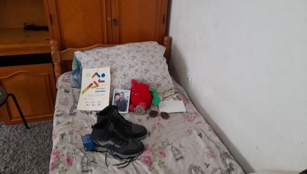 ПОТРЕСНА СЛИКА У СОБИ УБИЈЕНОГ АНДРИЈЕ (17): На кревету нове патике и диплома за прво место на кросу, брат их поређао (ФОТО) ПОТРЕСНА СЛИКА У СОБИ УБИЈЕНОГ АНДРИЈЕ (17): На кревету нове патике и диплома за прво место на кросу, брат их поређао (ФОТО)