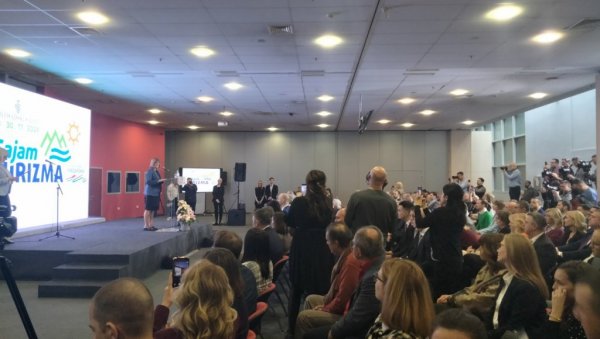 ОКУПИО ВИШЕ ОД 240 ИЗЛАГАЧА ИЗ 12 ДРЖАВА: Међународни сајам туризма отворен у Новом Саду ОКУПИО ВИШЕ ОД 240 ИЗЛАГАЧА ИЗ 12 ДРЖАВА: Међународни сајам туризма отворен у Новом Саду