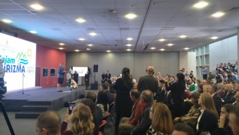 OKUPIO VIŠE OD 240 IZLAGAČA IZ 12 DRŽAVA: Međunarodni sajam turizma otvoren u Novom Sadu OKUPIO VIŠE OD 240 IZLAGAČA IZ 12 DRŽAVA: Međunarodni sajam turizma otvoren u Novom Sadu