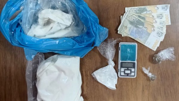 МУШКАРАЦ ПАО ЗБОГ ДРОГЕ: У кући у околини Сомбора пронађени амфетамин и марихуана МУШКАРАЦ ПАО ЗБОГ ДРОГЕ: У кући у околини Сомбора пронађени амфетамин и марихуана