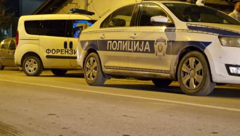 PRIZORI SA MESTA NA KOJEM SU PRONAĐENA TELA U NOVOM SADU: Ne zna se ko je u pitanju - Policija obavlja uviđaj (FOTO) PRIZORI SA MESTA NA KOJEM SU PRONAĐENA TELA U NOVOM SADU: Ne zna se ko je u pitanju - Policija obavlja uviđaj (FOTO)