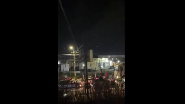 ЖЕСТОКЕ ПРОВОКАЦИЈЕ АЛБАНАЦА ПОРЕД МАНАСТИРА У ГРАЧАНИЦИ: Махали албанским заставама и псовали - грађани узнемирени (ВИДЕО) ЖЕСТОКЕ ПРОВОКАЦИЈЕ АЛБАНАЦА ПОРЕД МАНАСТИРА У ГРАЧАНИЦИ: Махали албанским заставама и псовали - грађани узнемирени (ВИДЕО)