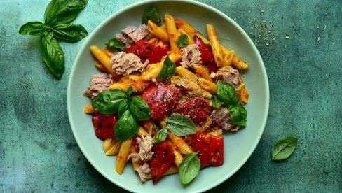 SALATA SA TUNJEVINOM I PEČENIM PAPRIKAMA: Moćna kombinacija ukusa koju ćete obožavati SALATA SA TUNJEVINOM I PEČENIM PAPRIKAMA: Moćna kombinacija ukusa koju ćete obožavati