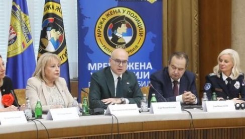 RAVNOPRAVNOST SE PODRAZUMEVA, A NE DOKAZUJE: Premijera Vučević na konferenciji Mreže žena u policiji RAVNOPRAVNOST SE PODRAZUMEVA, A NE DOKAZUJE: Premijera Vučević na konferenciji Mreže žena u policiji